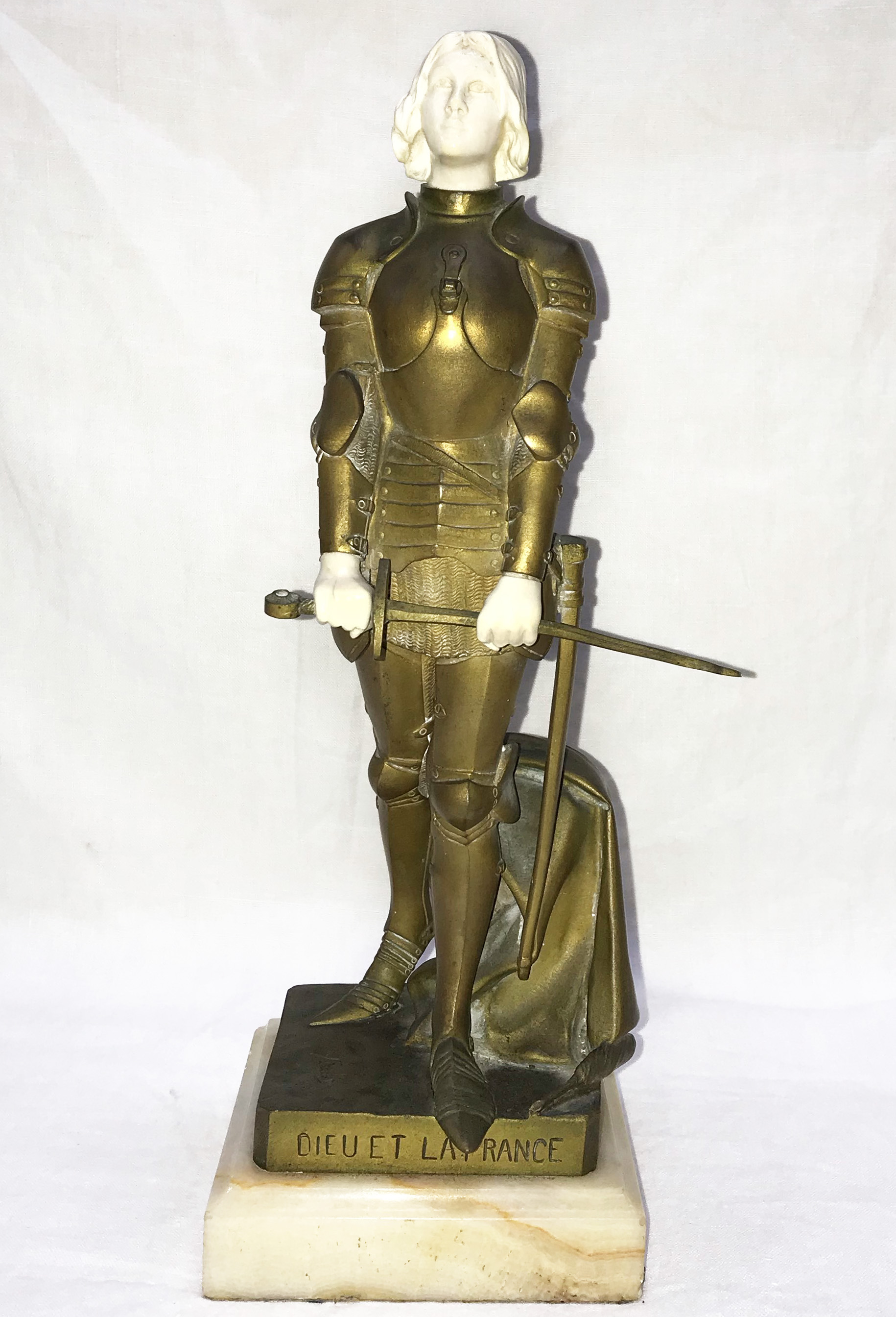 Estatueta de bronze e marfim representando JOANA D' DARC, assinado... - foto 1 de 6