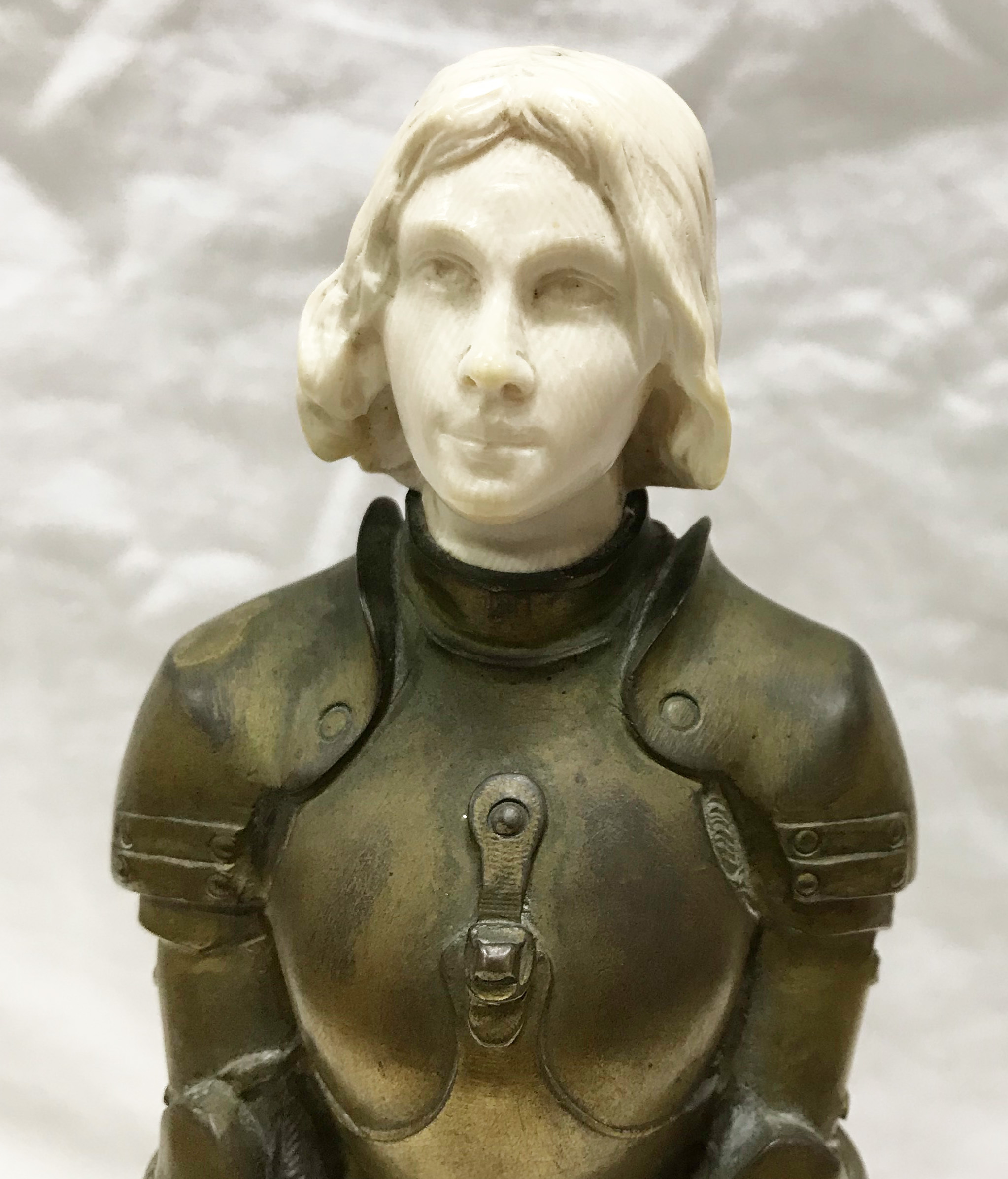 Estatueta de bronze e marfim representando JOANA D' DARC, assinado... - foto 2 de 6