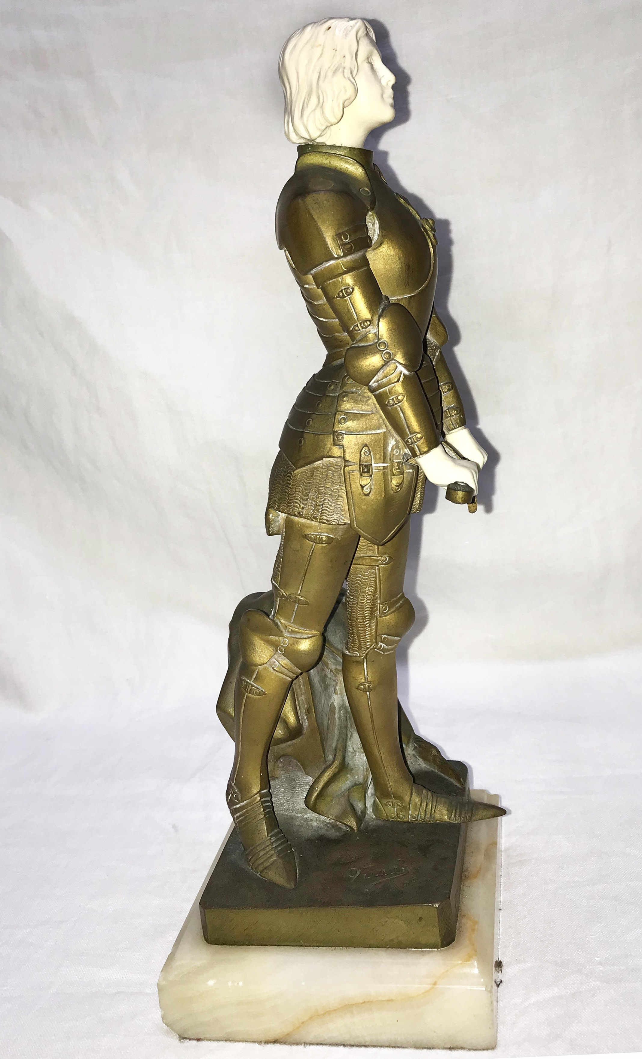 Estatueta de bronze e marfim representando JOANA D' DARC, assinado... - foto 3 de 6