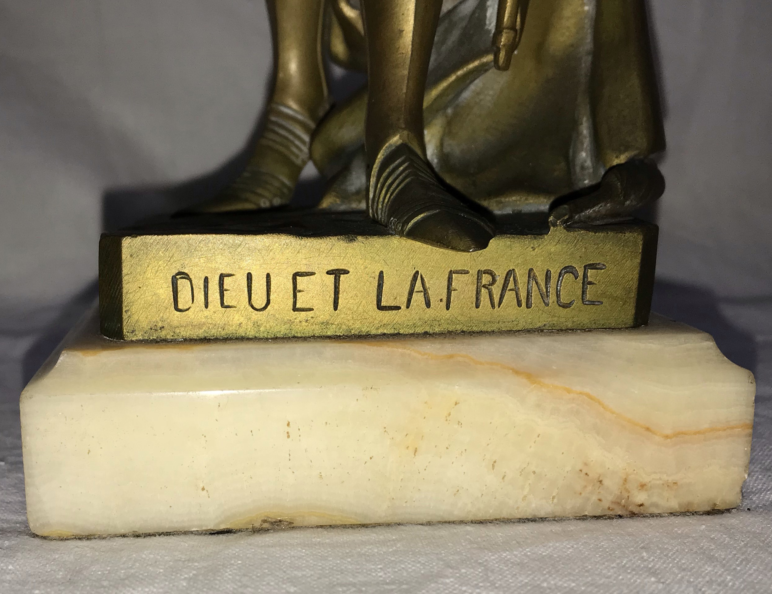 Estatueta de bronze e marfim representando JOANA D' DARC, assinado... - foto 5 de 6