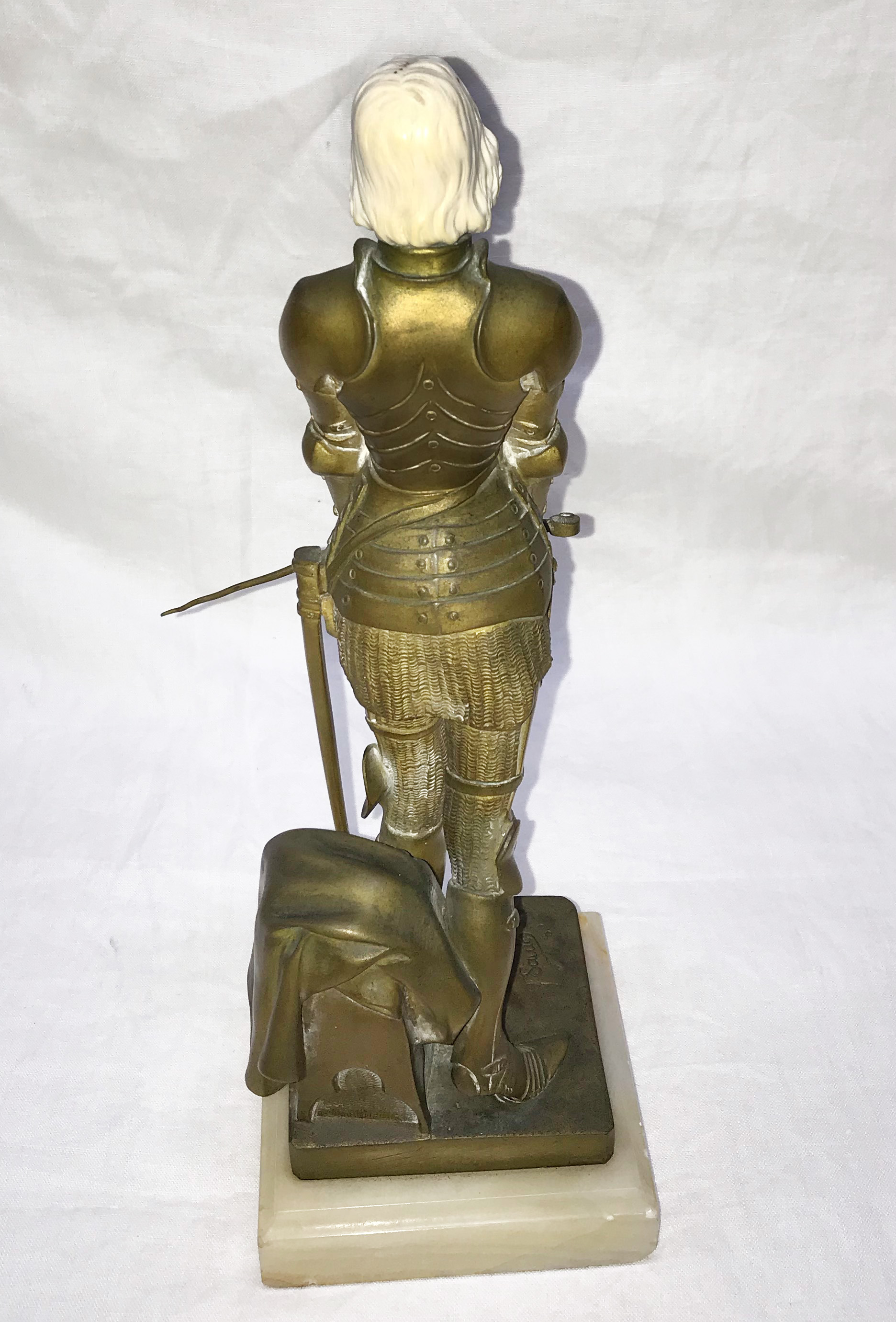 Estatueta de bronze e marfim representando JOANA D' DARC, assinado... - foto 6 de 6
