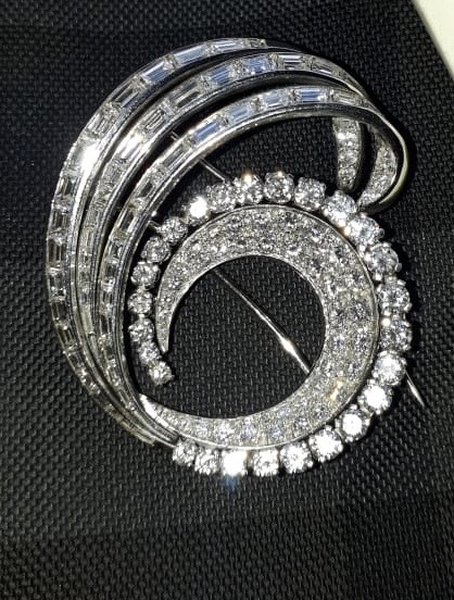 Broche de platina com aproximadamente 6 x 0,01 ct., 9 x 0,03 ct., 2 x... - foto 1 de 4