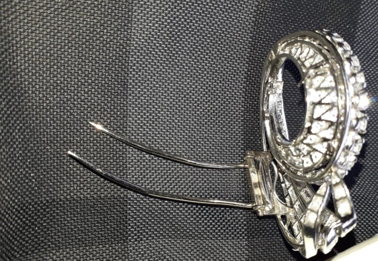 Broche de platina com aproximadamente 6 x 0,01 ct., 9 x 0,03 ct., 2 x... - foto 2 de 4