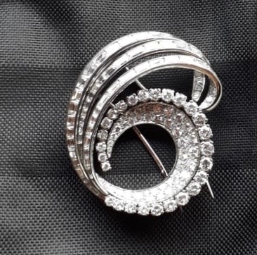 Broche de platina com aproximadamente 6 x 0,01 ct., 9 x 0,03 ct., 2 x... - foto 3 de 4