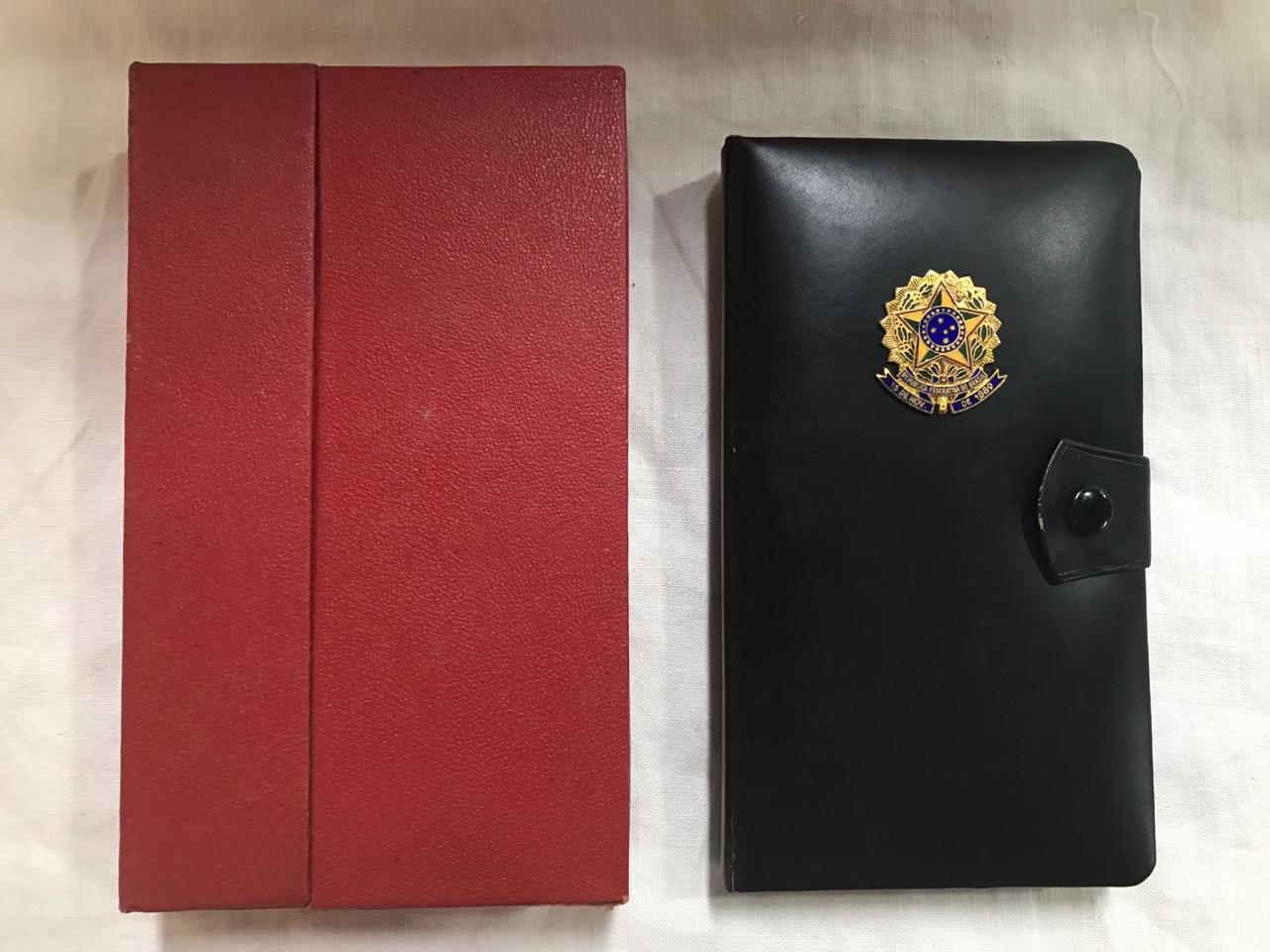 Três moedas comemorativas do Banco Central sendo, 1 de ouro (peso... - foto 4 de 4