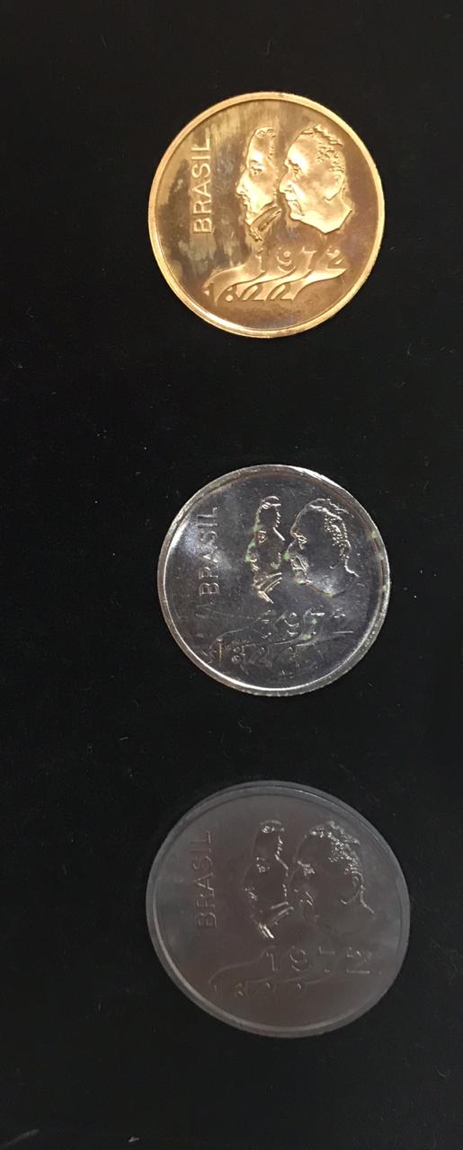 Três moedas comemorativas do Banco Central sendo, 1 de ouro (peso... - foto 3 de 4
