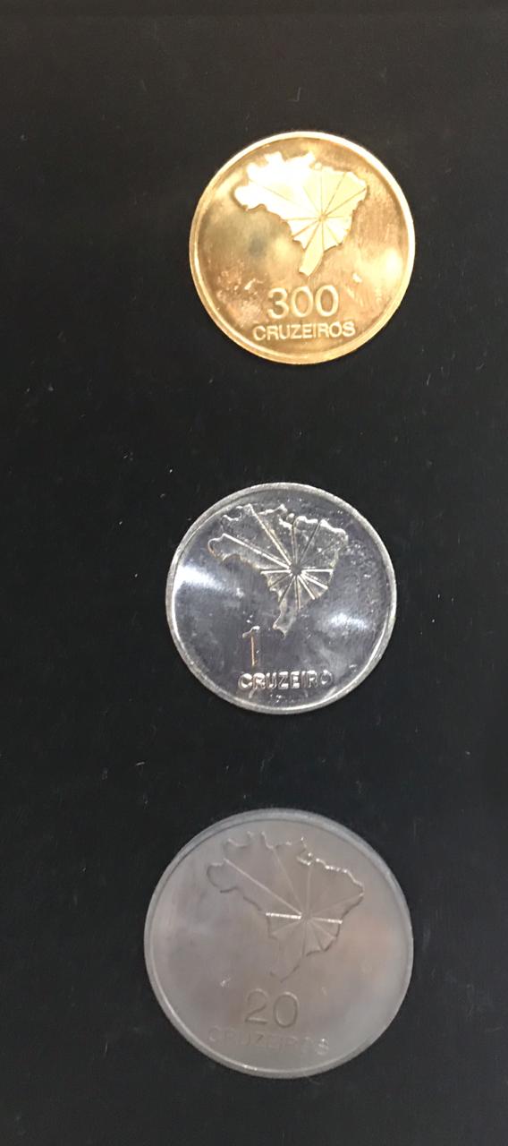 Três moedas comemorativas do Banco Central sendo, 1 de ouro (peso... - foto 2 de 4