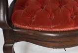 Sofá de madeira nobre para tres lugares, assent... - Sofá de madeira nobre para tres lugares, assentos e encostos com medalhões forrados com veludo vermelho e capitoné. (precisando reparos).
