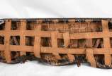 Sofá de madeira nobre para tres lugares, assent... - Sofá de madeira nobre para tres lugares, assentos e encostos com medalhões forrados com veludo vermelho e capitoné. (precisando reparos).
