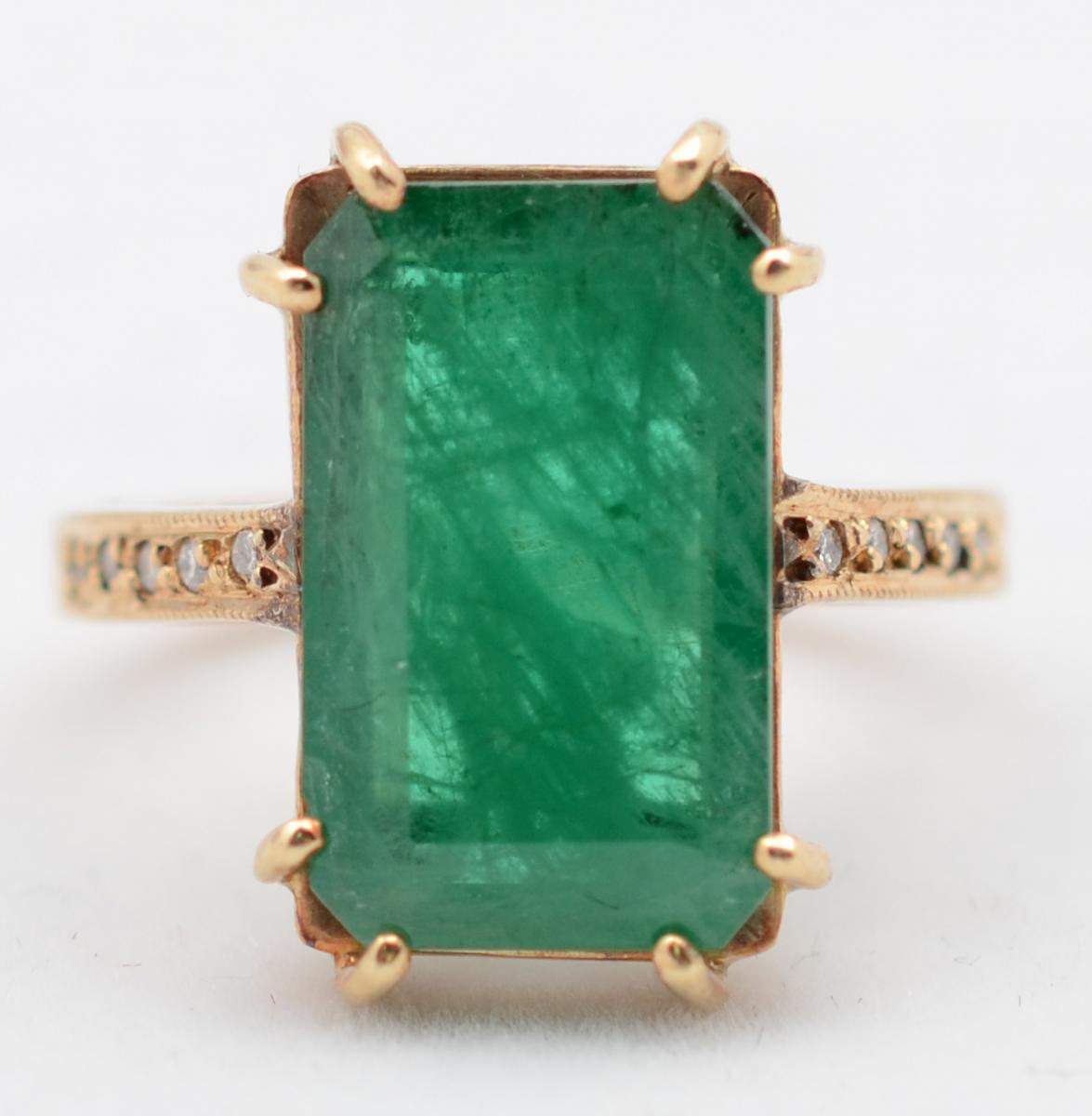 Anel de ouro amarelo 18 k com esmeralda lapidação octogonal e... - foto 2 de 3