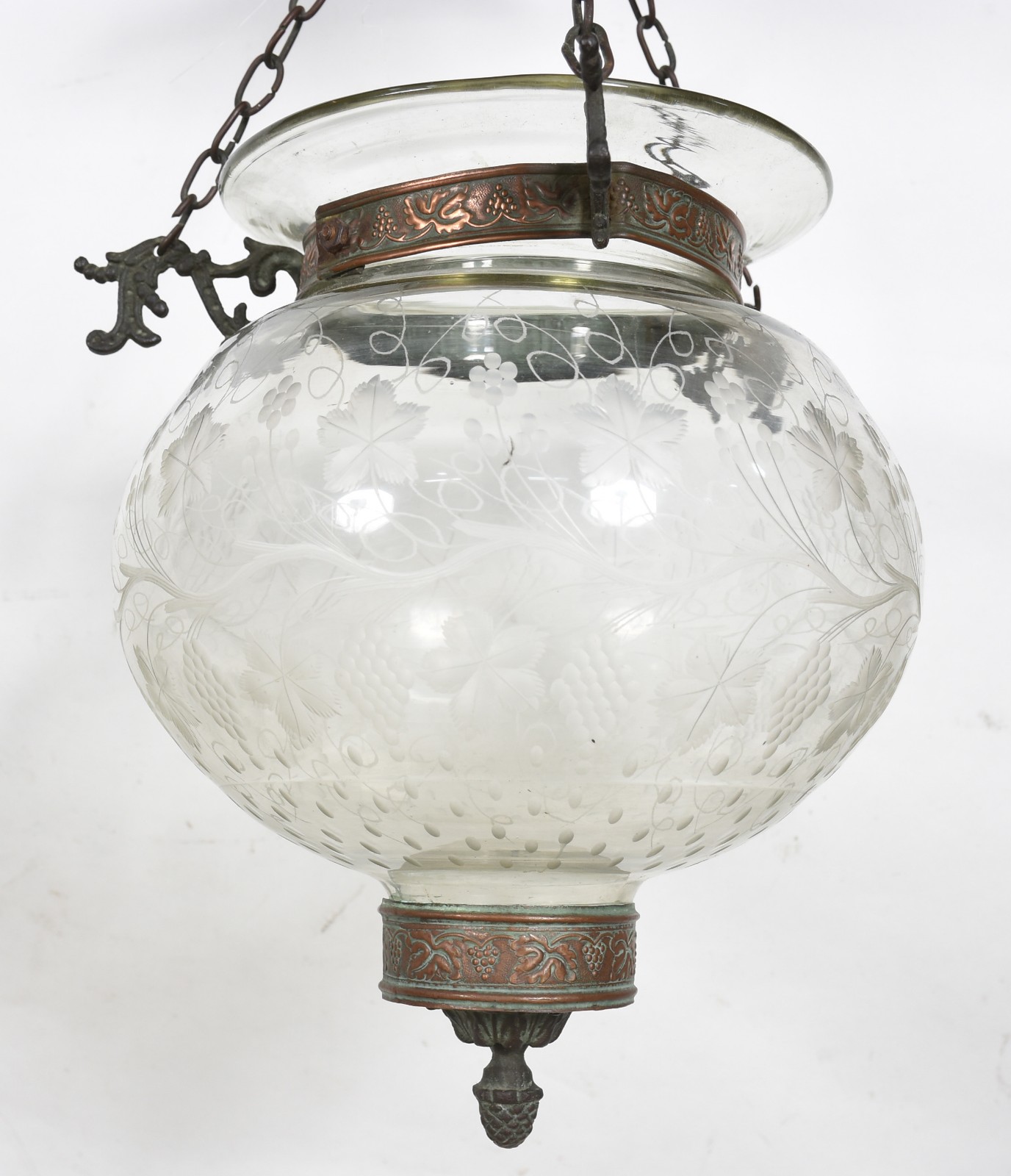 Lustre em forma de globo, de vidro trabalhado em cachos de uvas e... - foto 2 de 3