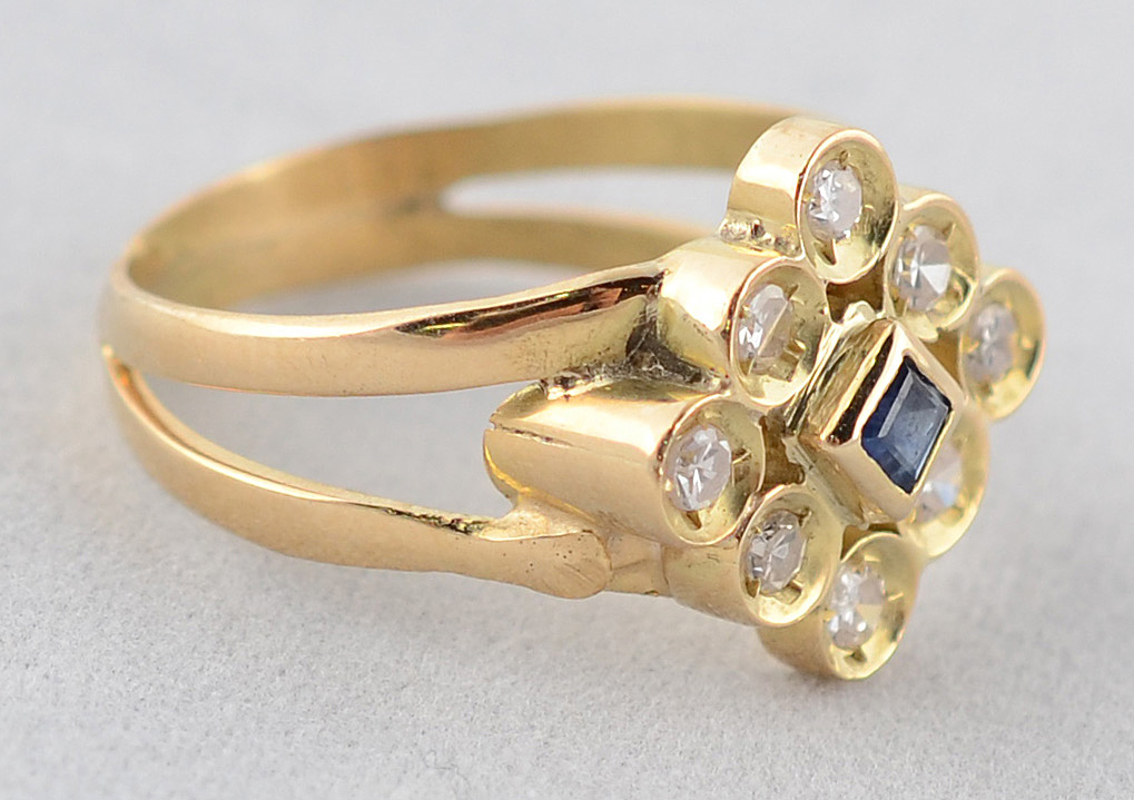 Anel de ouro 18 k com uma esmeralda e oito brilhantes com 0,40 ct... - foto 1 de 2