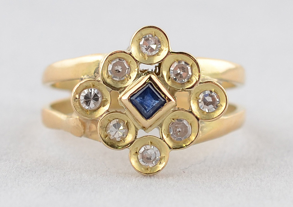 Anel de ouro 18 k com uma esmeralda e oito brilhantes com 0,40 ct... - foto 2 de 2