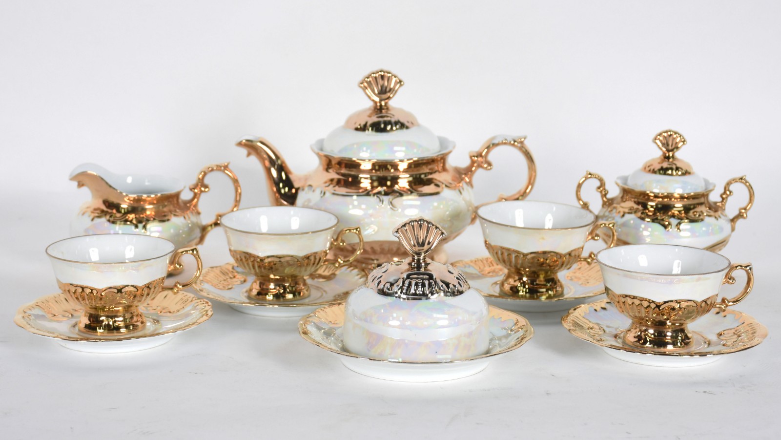 Serviço de chá de porcelana nacional branca com realces dourados... - foto 1 de 5