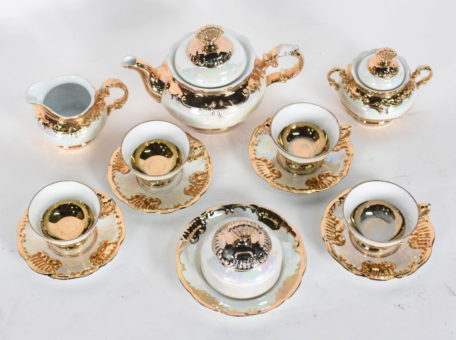 Serviço de chá de porcelana nacional branca com realces dourados... - foto 2 de 5