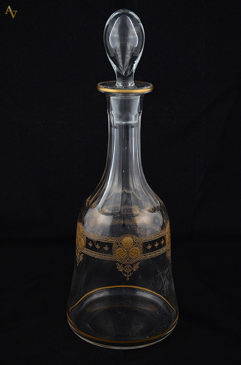 Garrafa de cristal europeu com gargalo facetado e guirlandas lavradas...