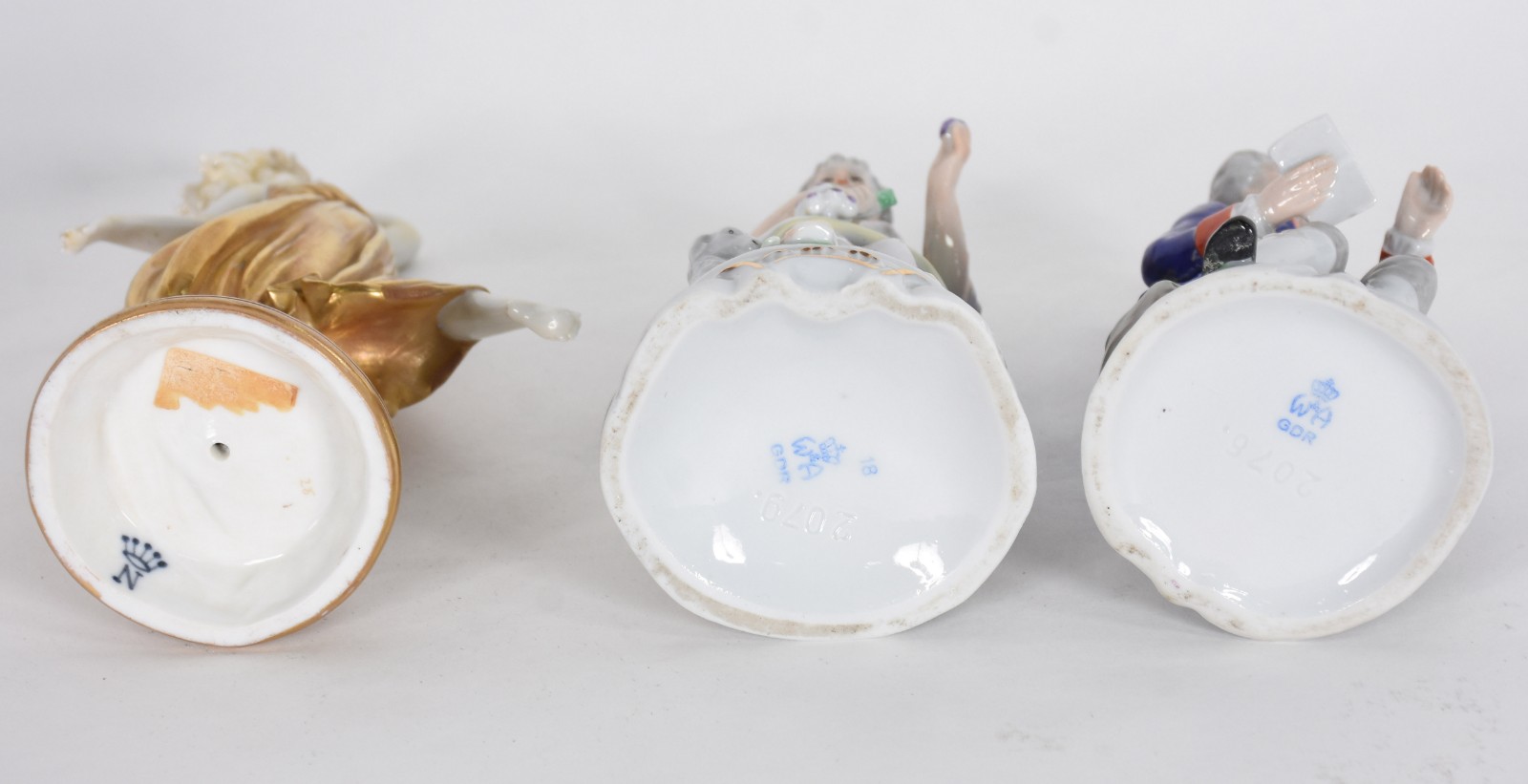 Quatro peças de porcelana sendo, 1 xícara para chá com pires POLOVI... - foto 4 de 6