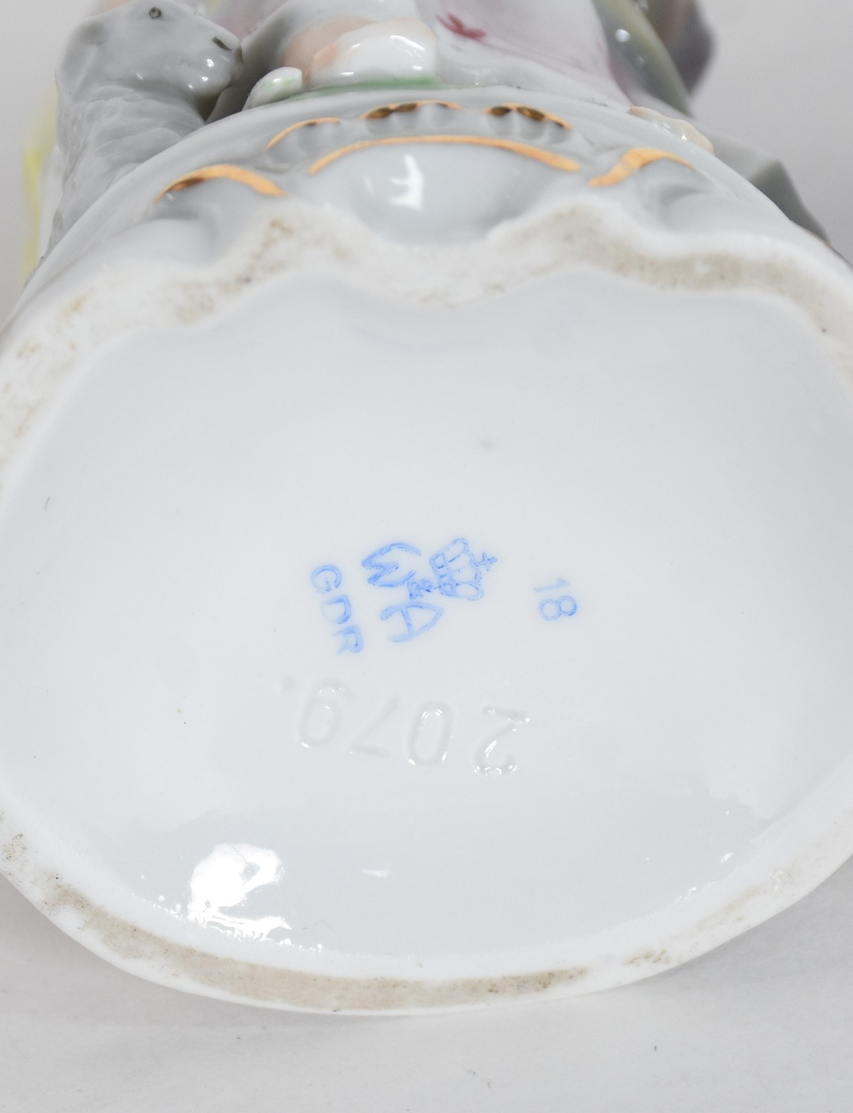 Quatro peças de porcelana sendo, 1 xícara para chá com pires POLOVI... - foto 5 de 6