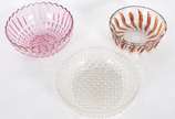 Três bowls de vidro diversos double sendo, um a... - Três bowls de vidro diversos double sendo, um ambar, um rosa e um branco. (bowl ambar com alguns bicados.