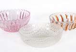 Três bowls de vidro diversos double sendo, um a... - Três bowls de vidro diversos double sendo, um ambar, um rosa e um branco. (bowl ambar com alguns bicados.