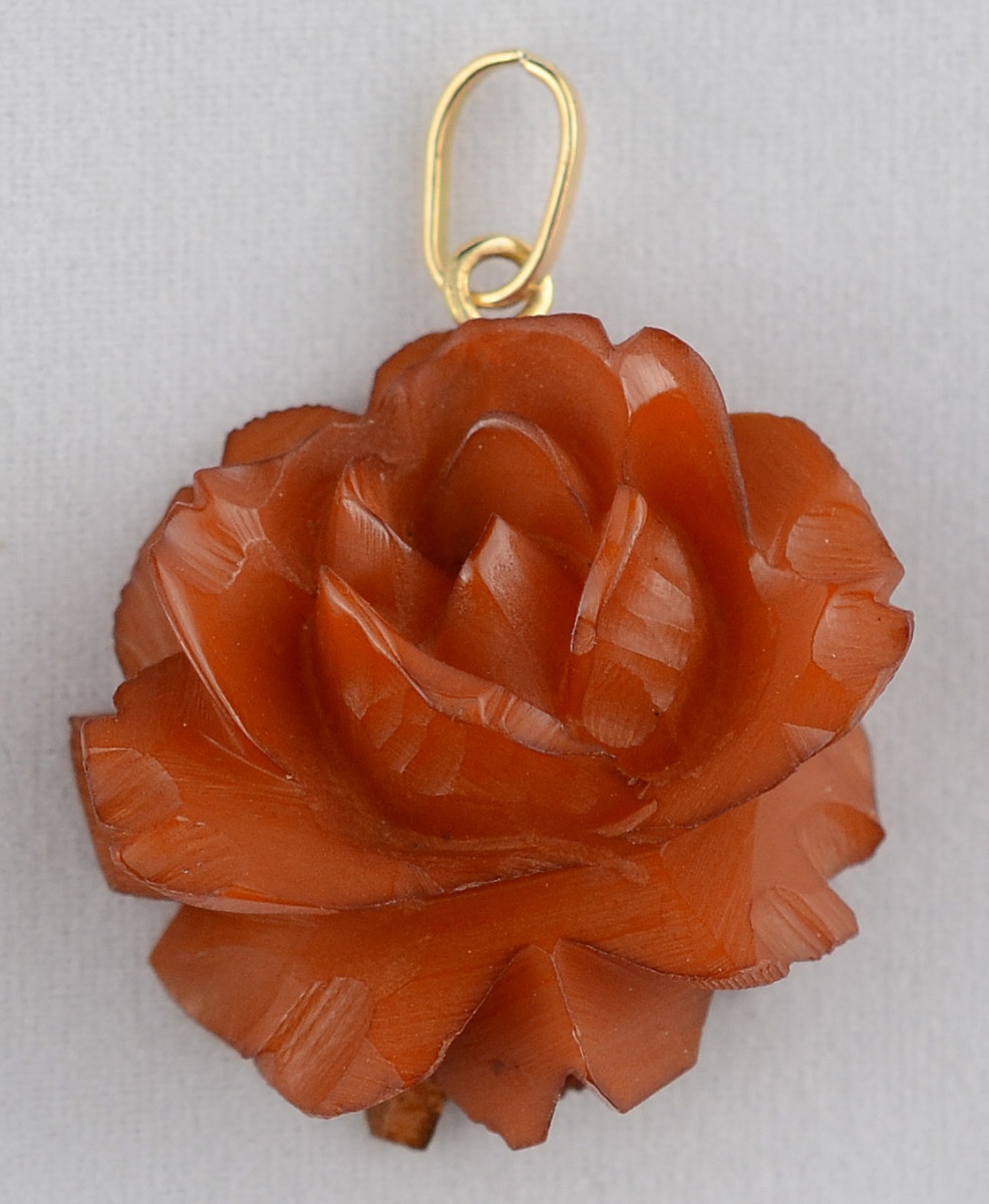 Pendente de coral italiano em forma de rosa, ouro 18 k - 3,6 g.