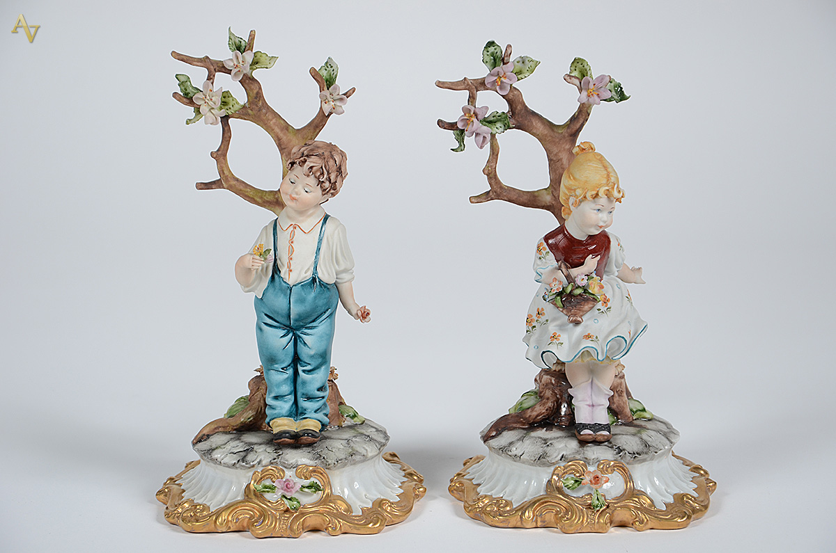 Duas estatuetas de porcelana italiana CAPODIMONTE representando... - foto 1 de 3