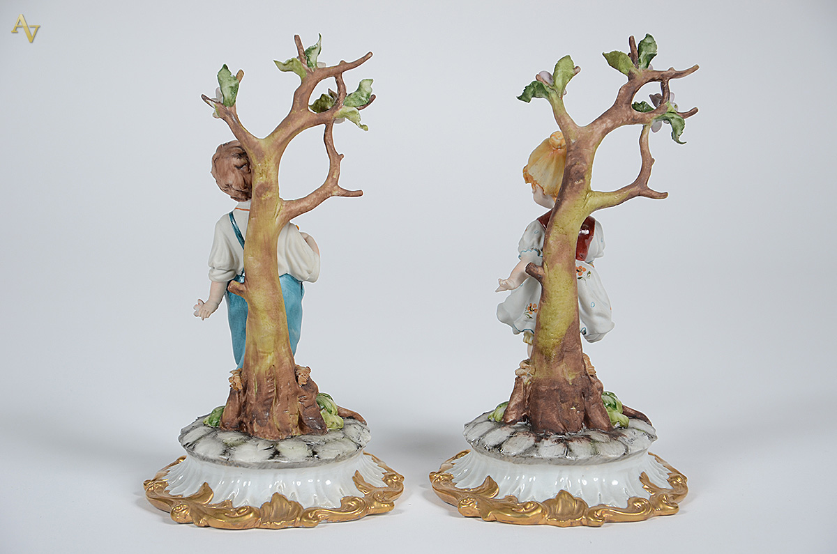 Duas estatuetas de porcelana italiana CAPODIMONTE representando... - foto 2 de 3