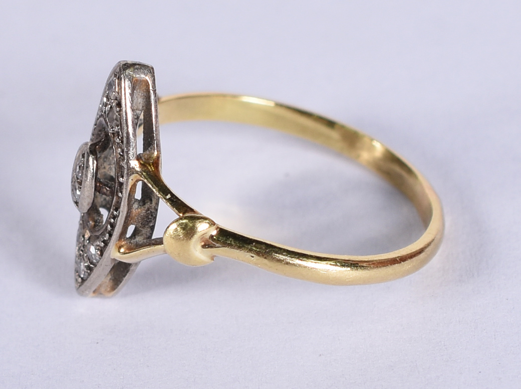 Anel de ouro amarelo e branco 18 k com 8 brilhantes, aro 17 (Por... - foto 2 de 4