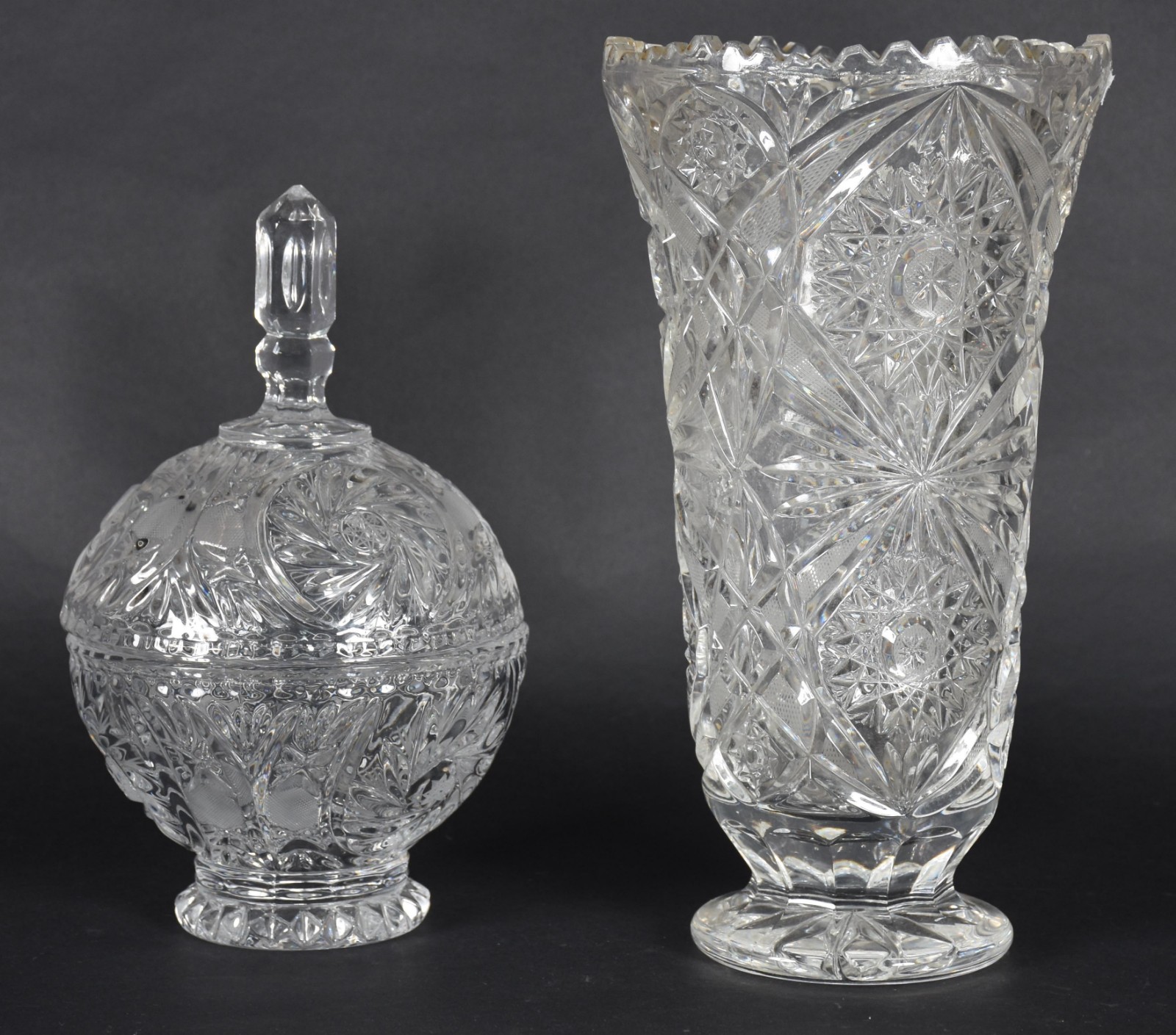 Duas peças sendo, vaso de cristal tchecco lapidado e bomboniere de... - foto 1 de 3