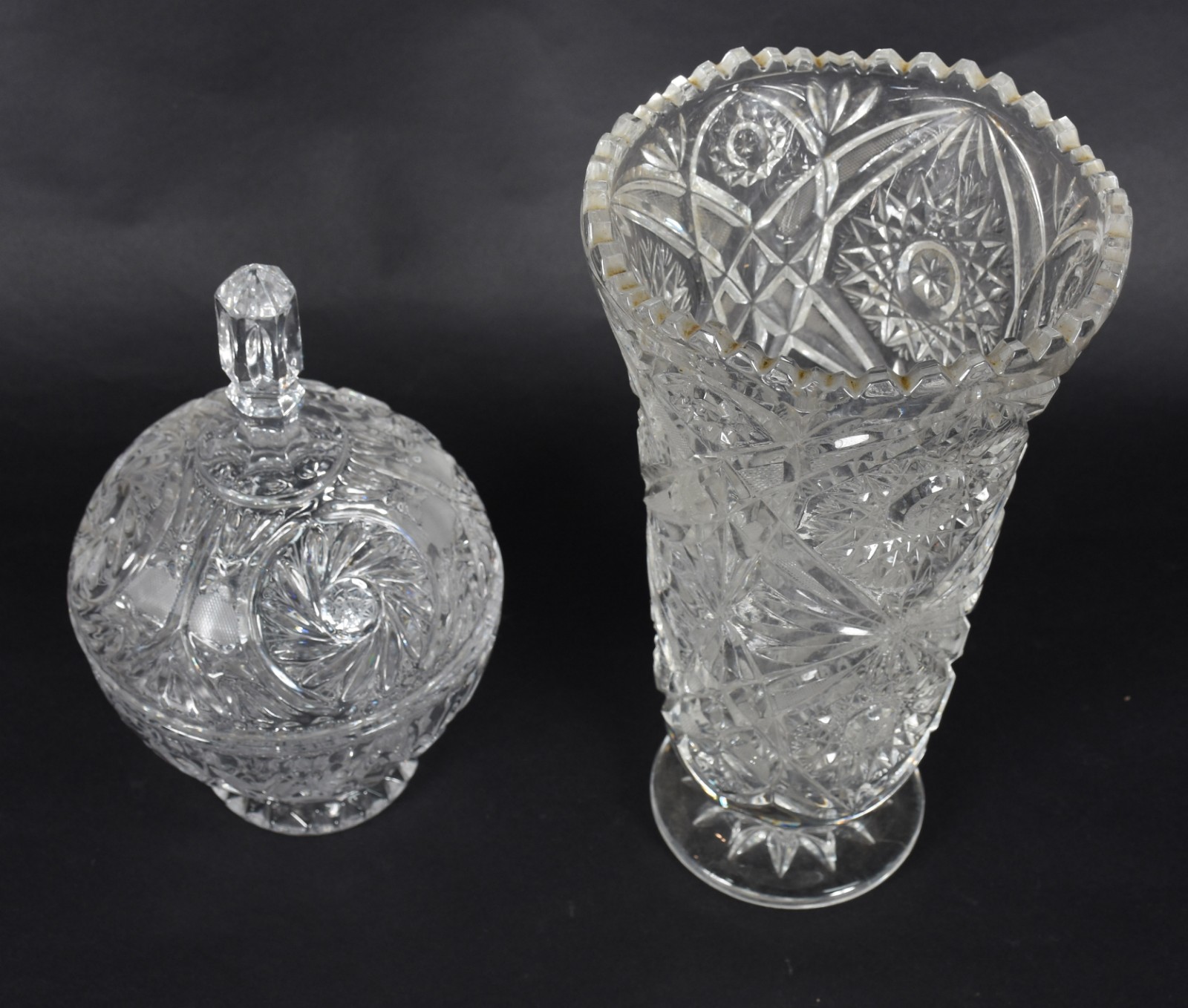 Duas peças sendo, vaso de cristal tchecco lapidado e bomboniere de... - foto 2 de 3