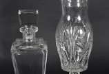 Duas peças sendo, garrafa em bloco de cristal f... - Duas peças sendo, garrafa em bloco de cristal feitio quadrado (tampa com pequeno defeito na parte interna) e porta confeitos de cristal lapidado.