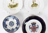 Quatro pratos diversos de porcelana portuguesa,... - Quatro pratos diversos de porcelana portuguesa, sendo um par representando "Rainha Dona Amélia" e "Rei Dom Carlos"; um com borda floral e inscri...