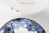 Quatro pratos diversos de porcelana portuguesa,... - Quatro pratos diversos de porcelana portuguesa, sendo um par representando "Rainha Dona Amélia" e "Rei Dom Carlos"; um com borda floral e inscri...