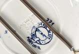 Quatro pratos diversos de porcelana portuguesa,... - Quatro pratos diversos de porcelana portuguesa, sendo um par representando "Rainha Dona Amélia" e "Rei Dom Carlos"; um com borda floral e inscri...