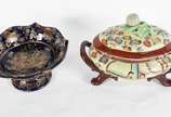 Duas peças sendo, sopeira de porcelana chinesa ... - Duas peças sendo, sopeira de porcelana chinesa policromada com pega da tampa na forma de fruto e fruteira de porcelana chinesa, fundo azul cobal...