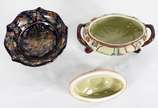 Duas peças sendo, sopeira de porcelana chinesa ... - Duas peças sendo, sopeira de porcelana chinesa policromada com pega da tampa na forma de fruto e fruteira de porcelana chinesa, fundo azul cobal...