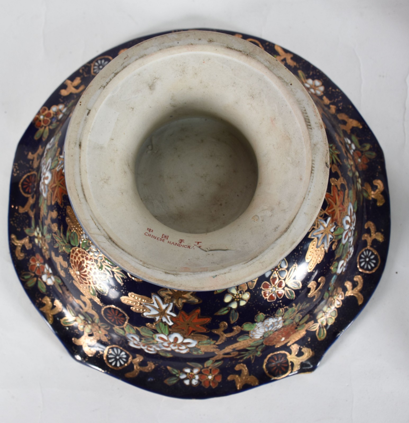 Duas peças sendo, sopeira de porcelana chinesa policromada com pega... - foto 7 de 8