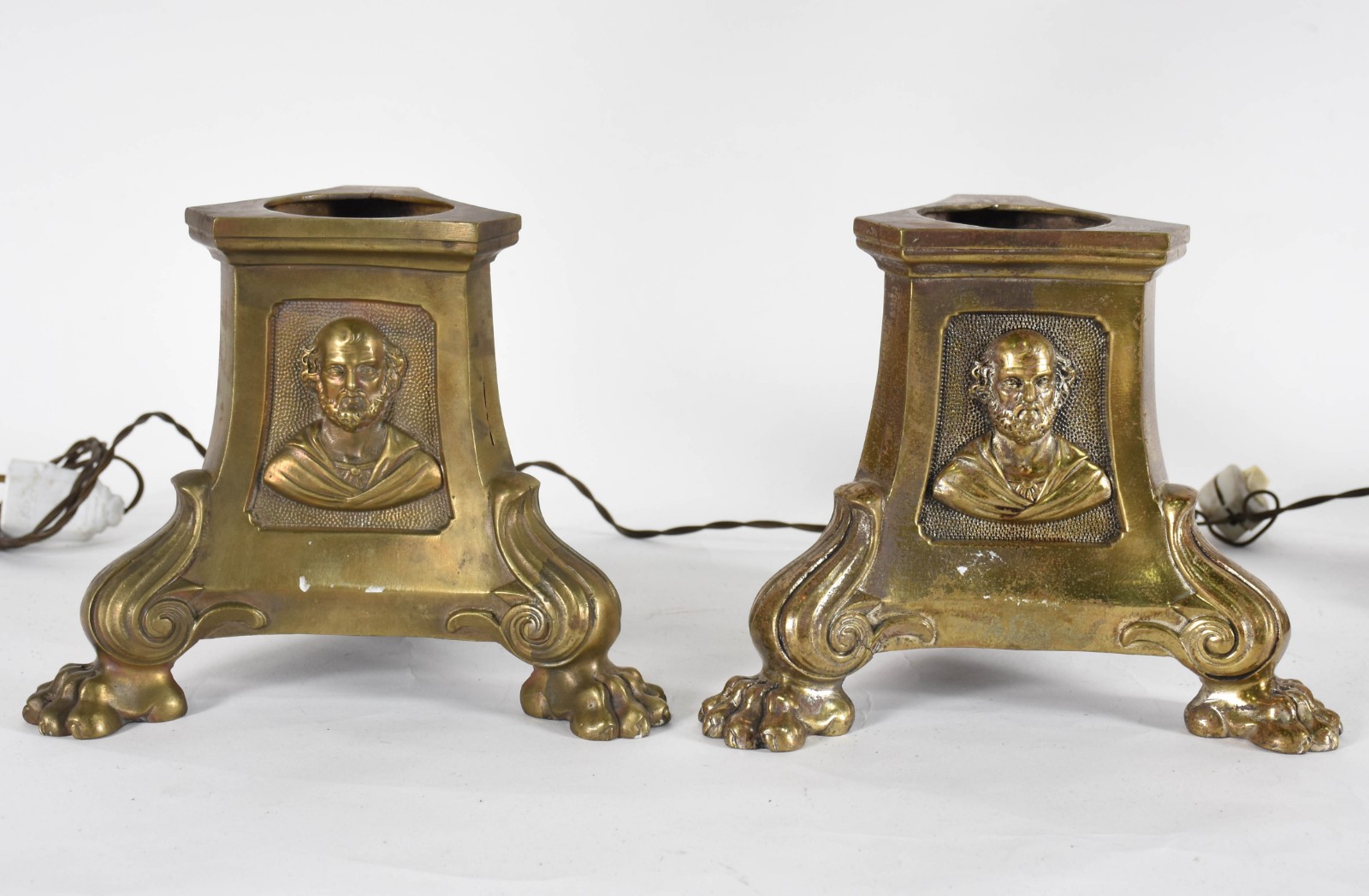 Diversas peças sendo, par de tocheiros de bronze e par de castiçais... - foto 4 de 5