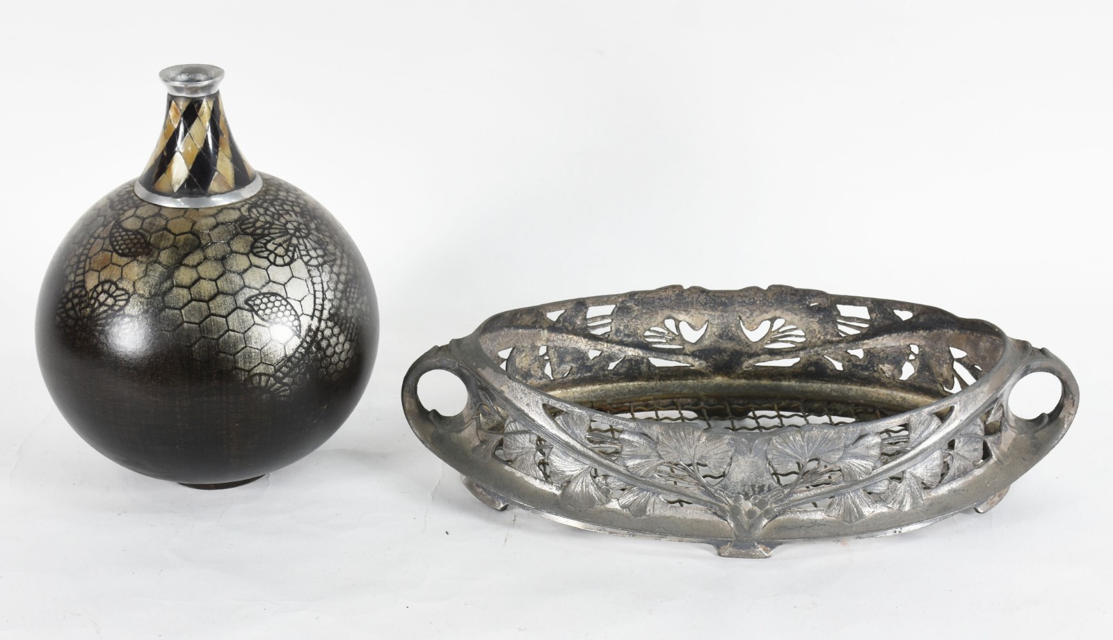 Duas peças sendo, floreira Art Nouveau de pewter (faltando recipiente... - foto 1 de 4
