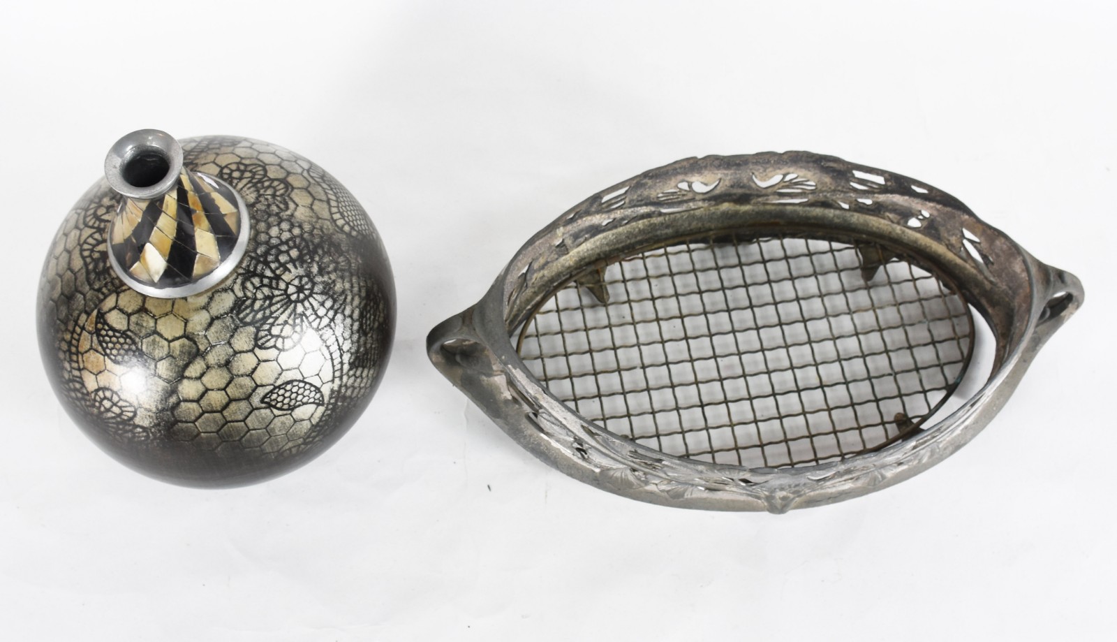Duas peças sendo, floreira Art Nouveau de pewter (faltando recipiente... - foto 2 de 4