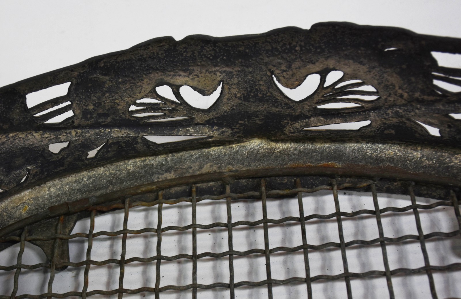 Duas peças sendo, floreira Art Nouveau de pewter (faltando recipiente... - foto 3 de 4