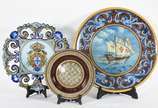 Três pratos decorativos sendo, um de madeira co... - Três pratos decorativos sendo, um de madeira com madrepérolas,  um de porcelana azul portuguesa de ALCOBAÇA com brasão central em policromia e m...