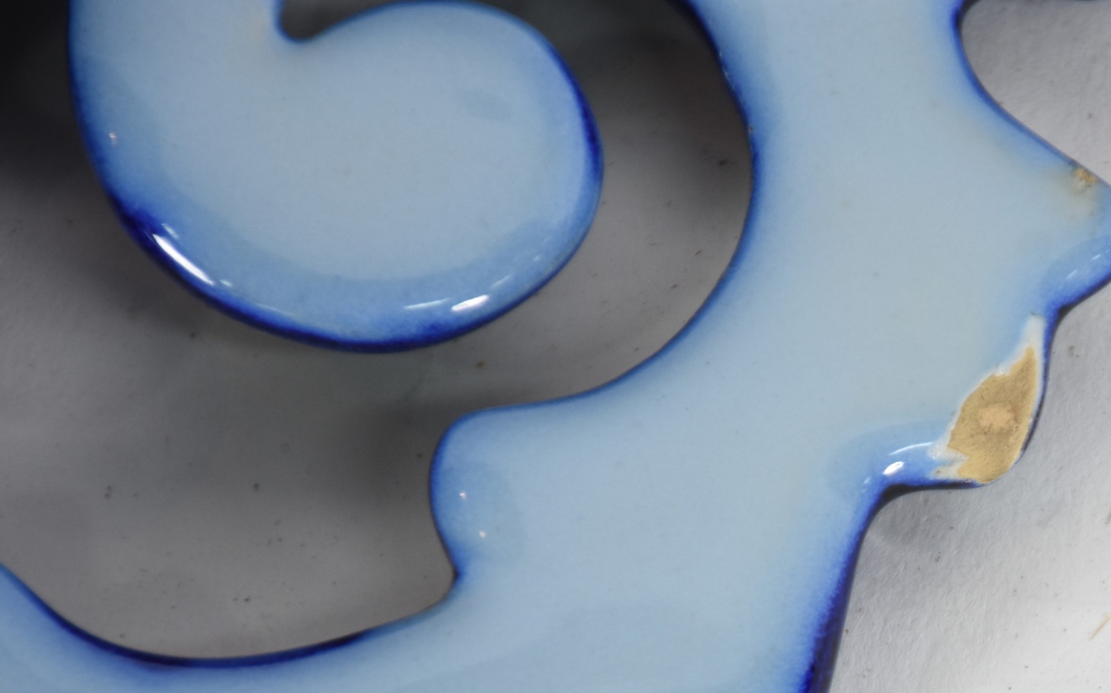 Três pratos decorativos sendo, um de madeira com madrepérolas, um de... - foto 5 de 7