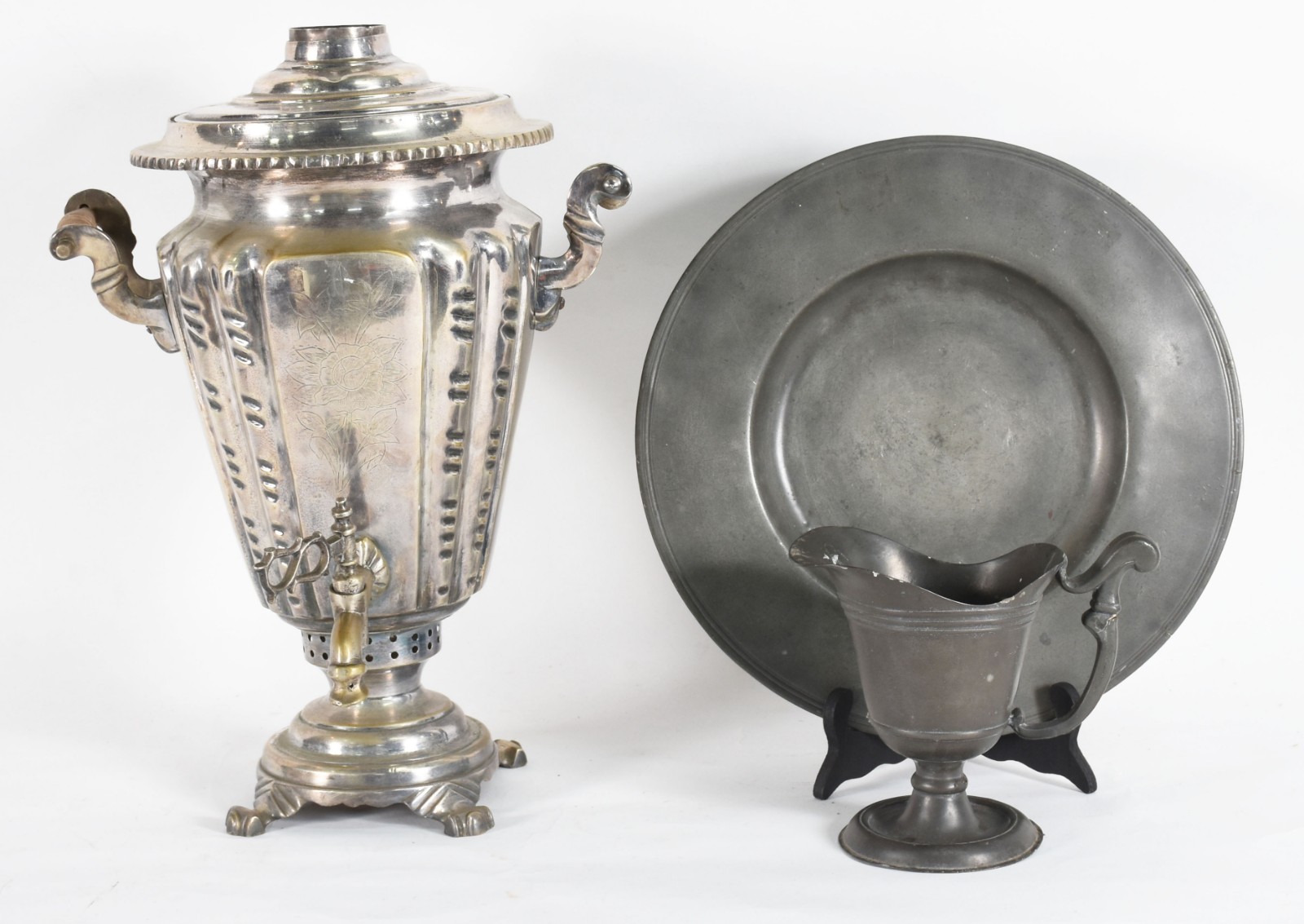 Tres peças diversas, sendo um samovar de metal (amassado e sem... - foto 1 de 6
