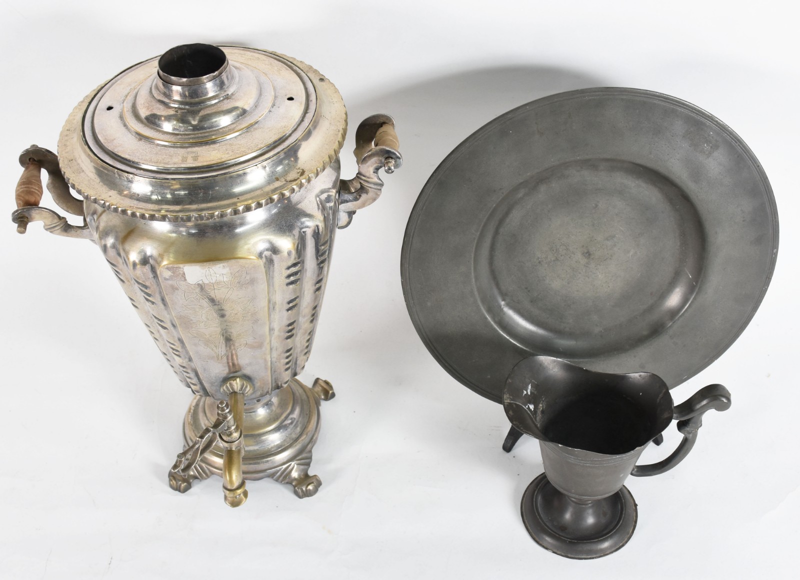 Tres peças diversas, sendo um samovar de metal (amassado e sem... - foto 2 de 6