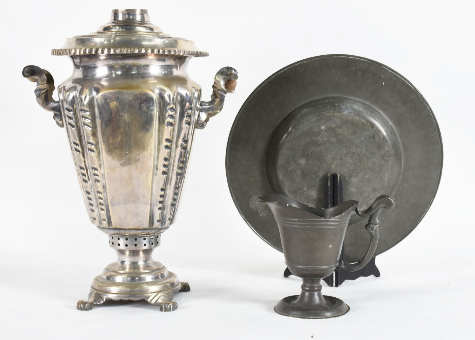 Tres peças diversas, sendo um samovar de metal (amassado e sem... - foto 3 de 6