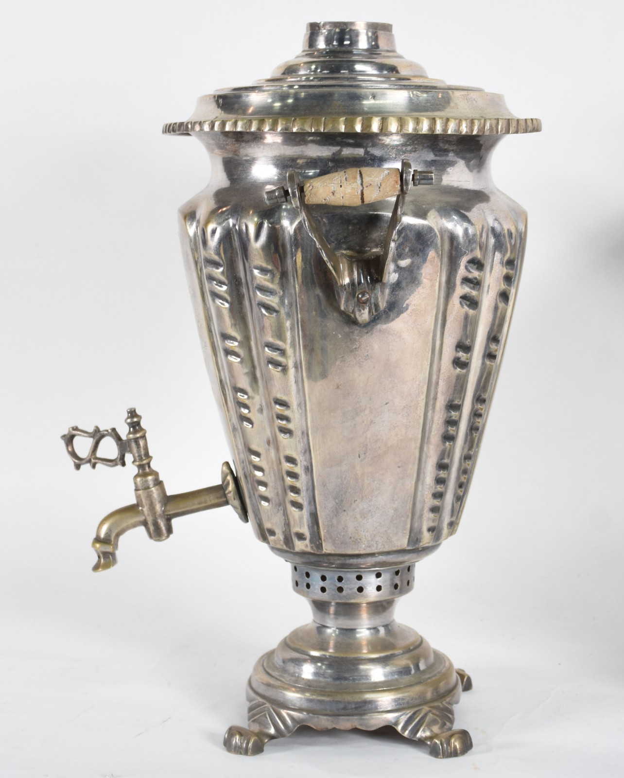 Tres peças diversas, sendo um samovar de metal (amassado e sem... - foto 4 de 6