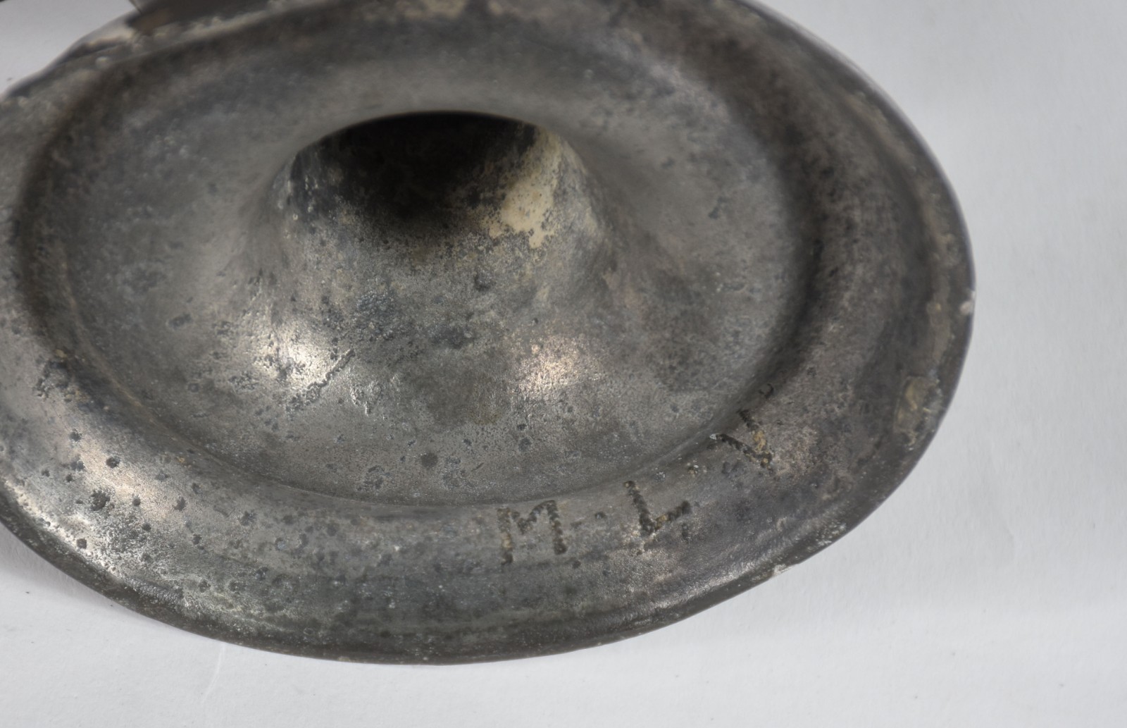 Tres peças diversas, sendo um samovar de metal (amassado e sem... - foto 5 de 6