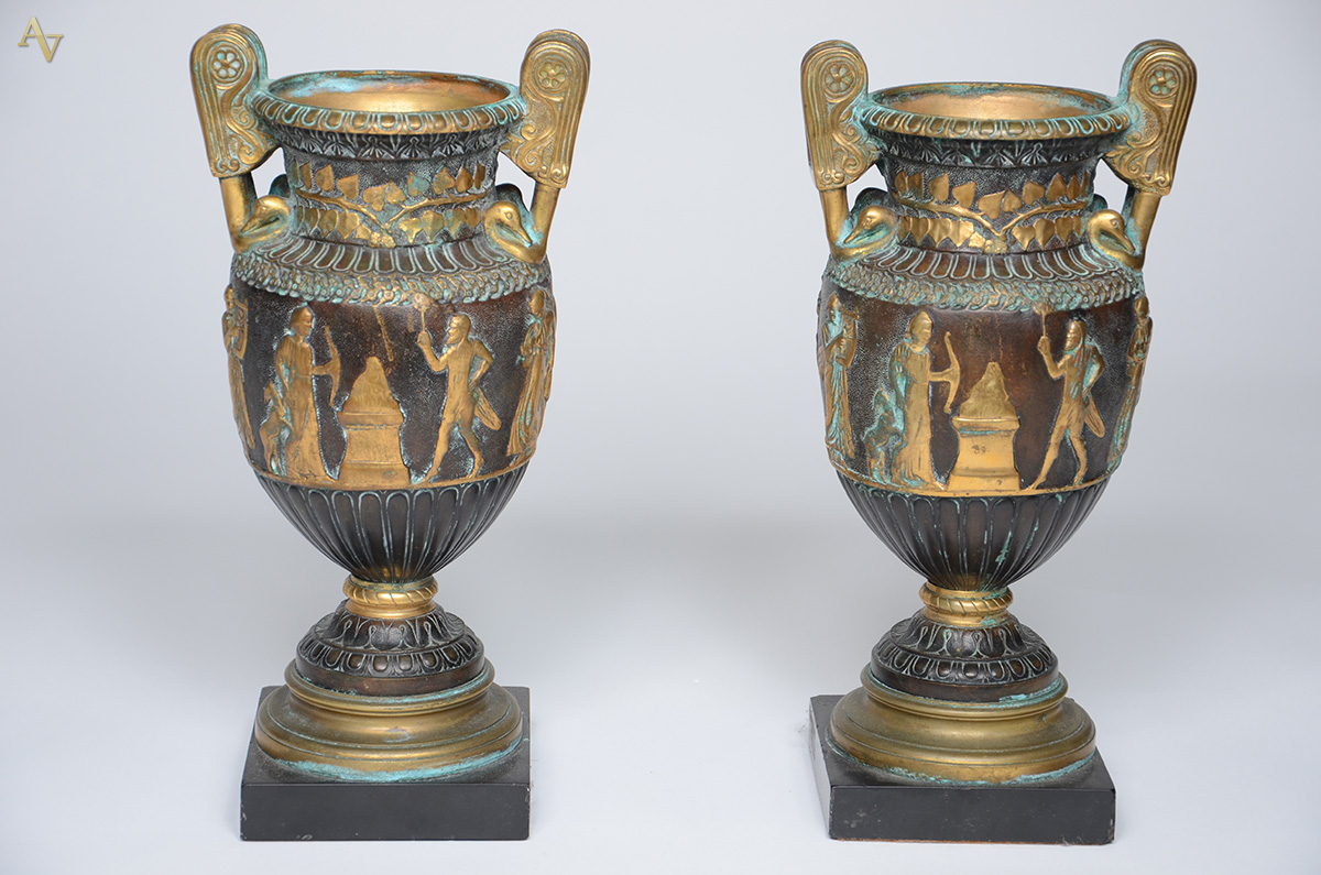 Par de ânforas de bronze com figuras greco-romanas em relevo. Altura...