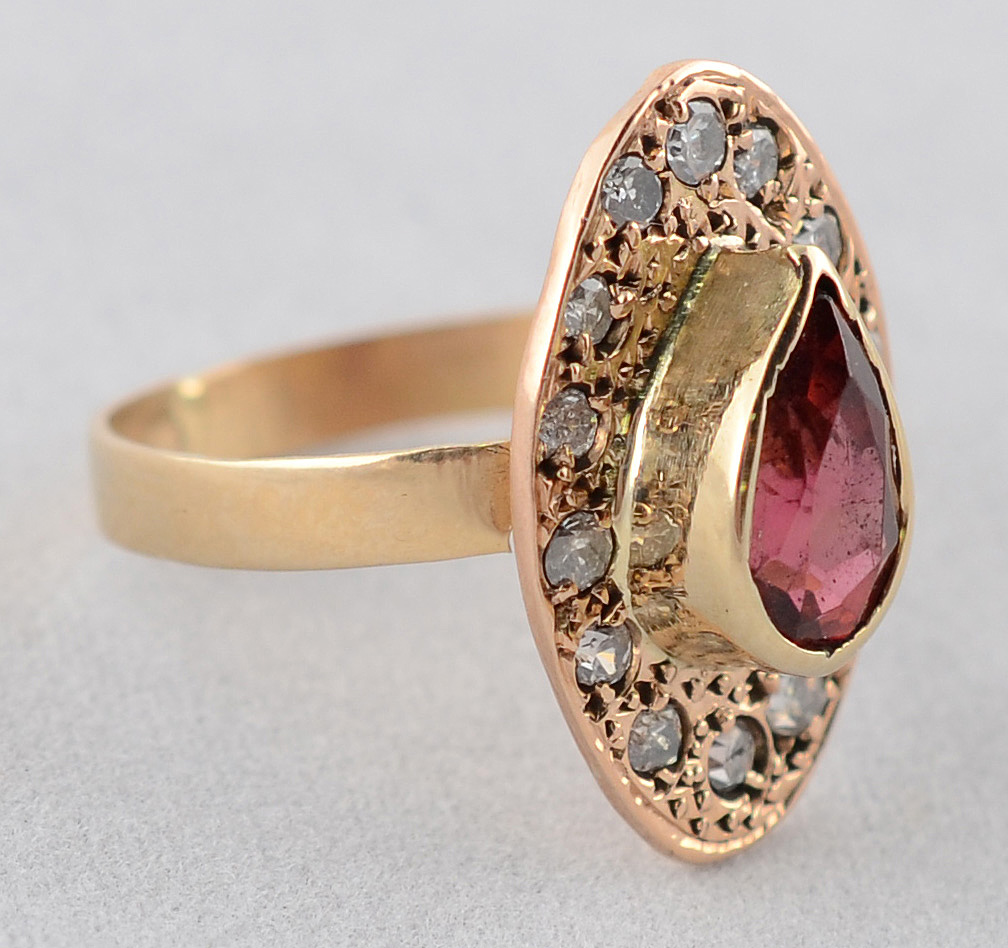 Anel de ouro 18 k com um rubi com 1,60 ct e catorze brilhantes com... - foto 1 de 2